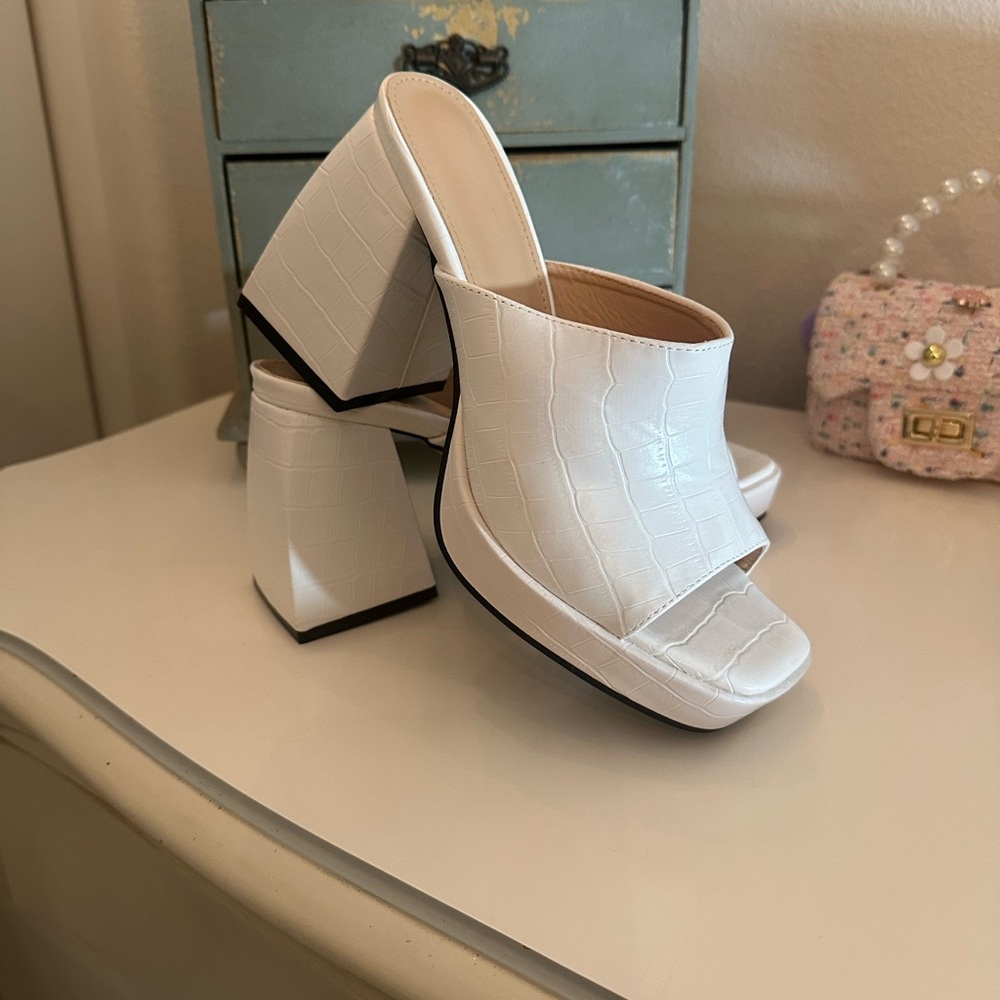 Chic White Croc-Embossed Block Heel Mules